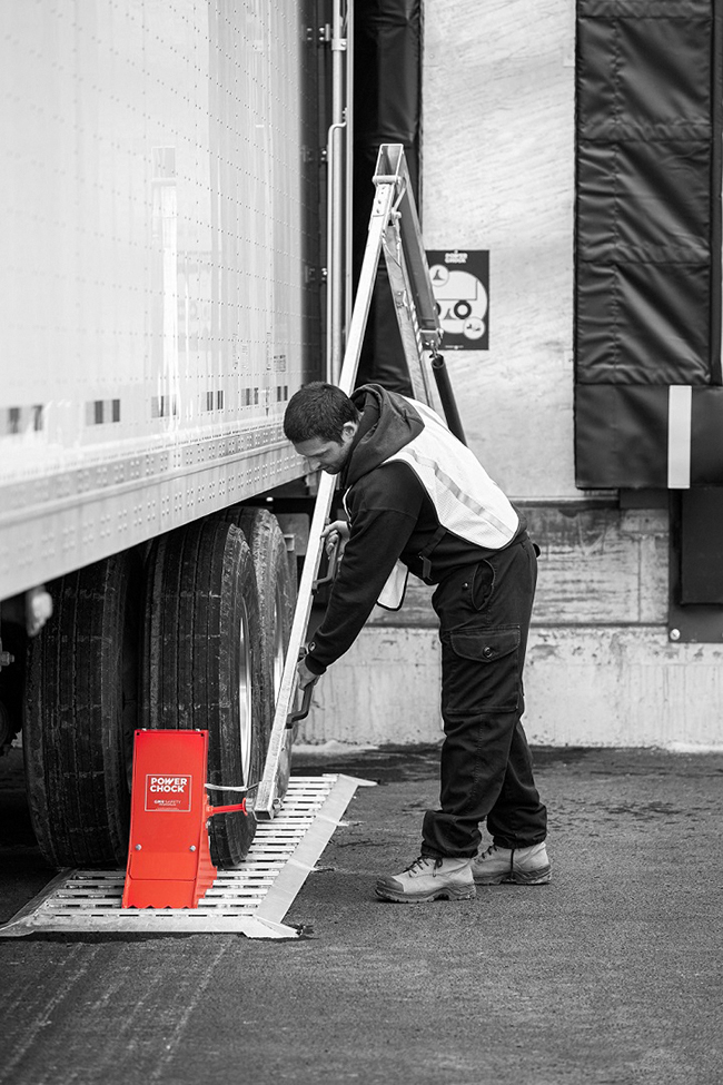 Chauffeur utilise le bras articulé pour mettre POWERCHOCK 5 devant roue