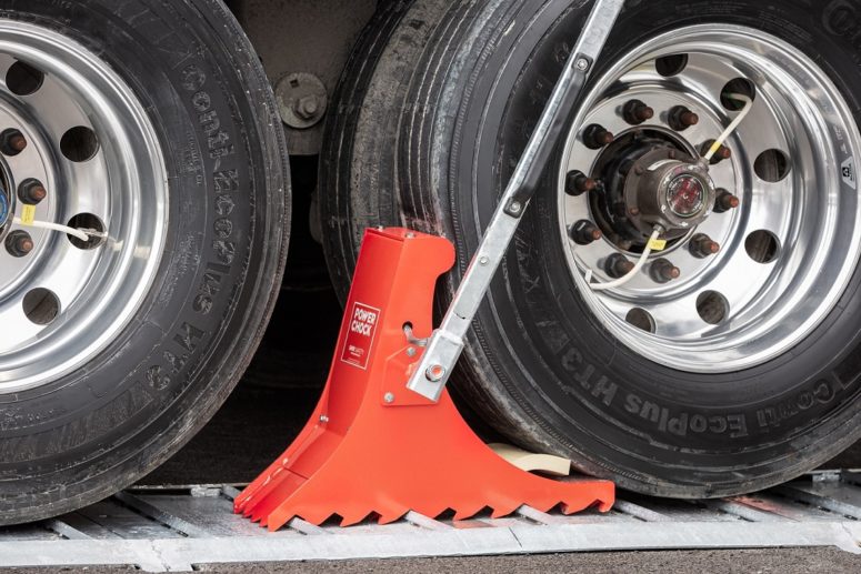 Vehicle restraint POWERCHOCK 5 blocks truck by the wheel