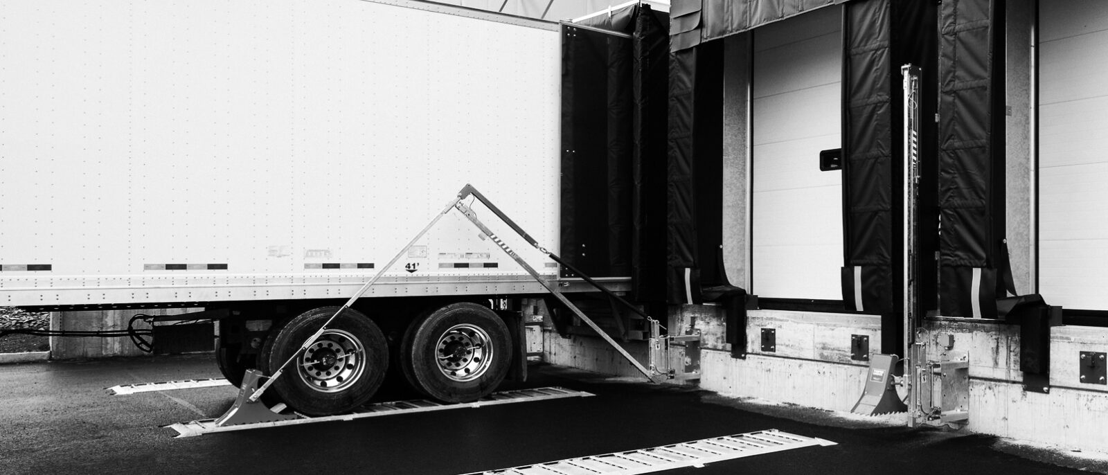 POWERCHOCK 5 trailer restraint with articulated arm