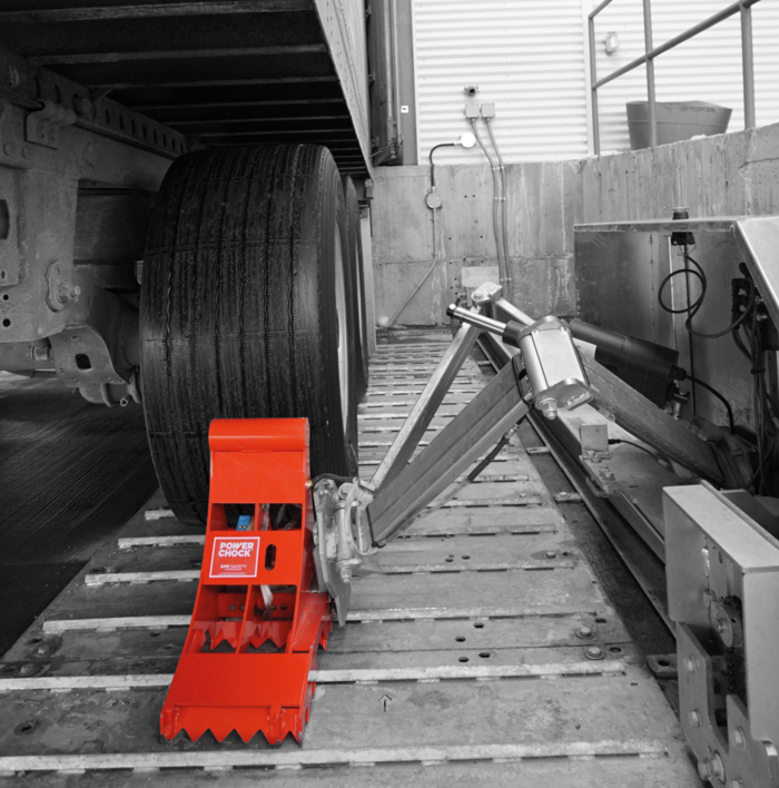 POWERCHOCK AUTO vehicle restraint securing a trailer