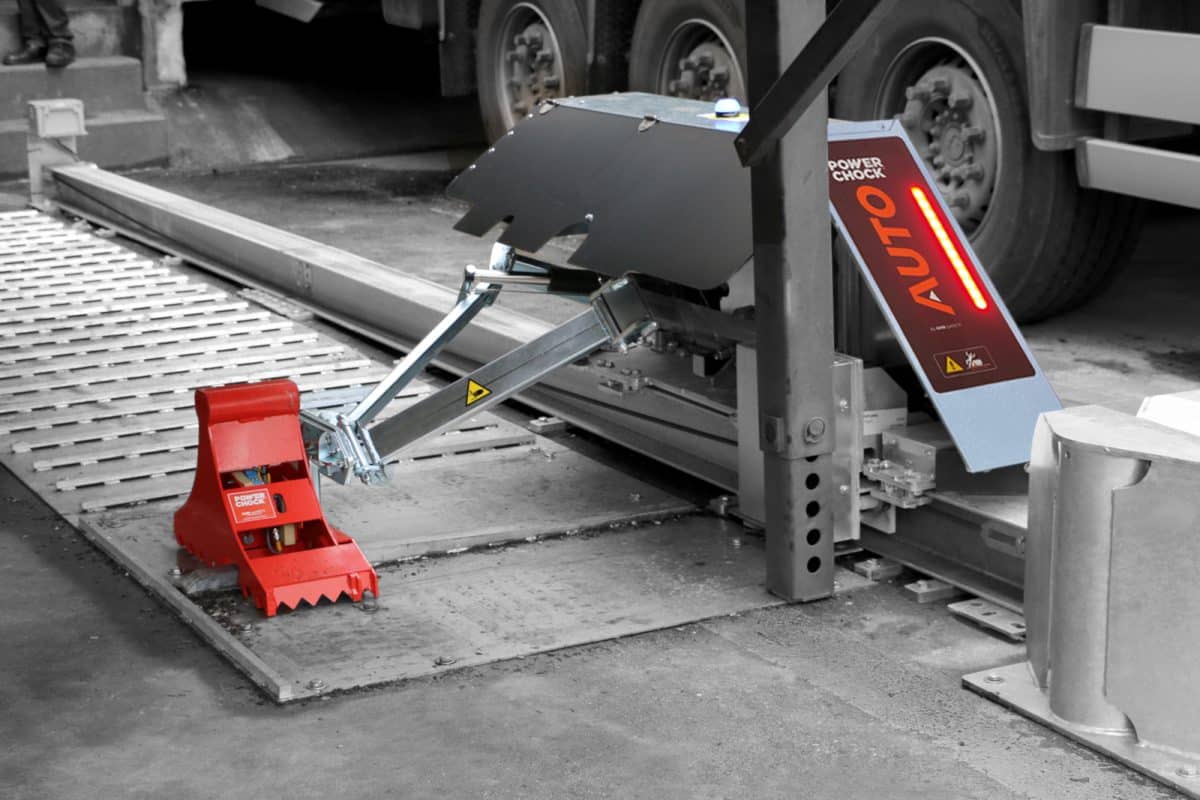 POWERCHOCK AUTO Rueckhaltesystem sichert Verladeablaeufe rund um Wechselbehälter