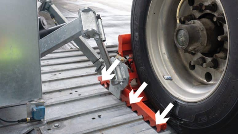 Das Rad des Lastwagens übt Druck auf den POWERCHOCK AUTO aus.