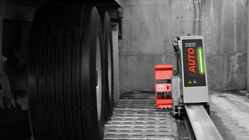 An der Laderampe stehender LKW und das automatische Rückhaltesystem.